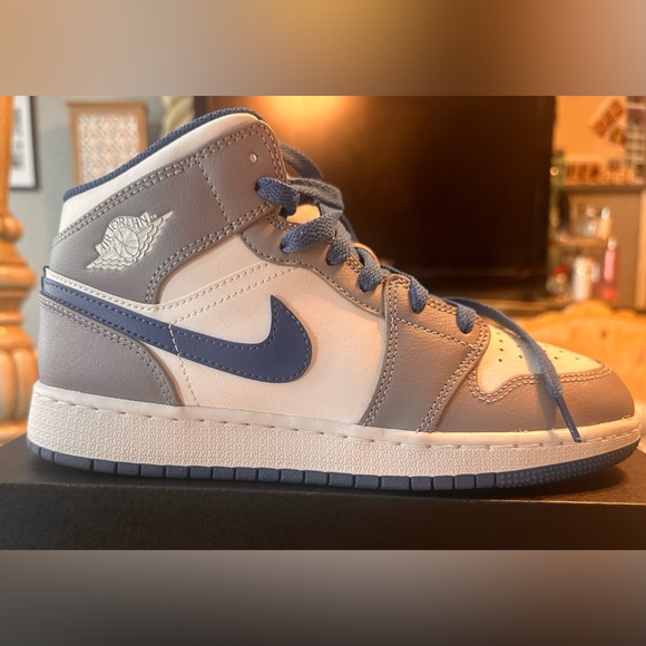 Jordan Other - Jordan's 1 Mid (GS) 6 Youth Size.
Great used condition!
Women's size: 8